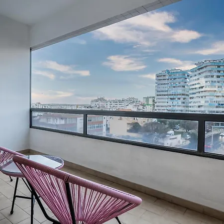 At15 Cosmopolitan 3 Bedroom, 2 Bathroom In Apartment