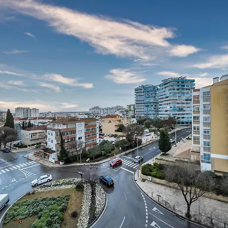 At15 Cosmopolitan 3 Bedroom, 2 Bathroom In